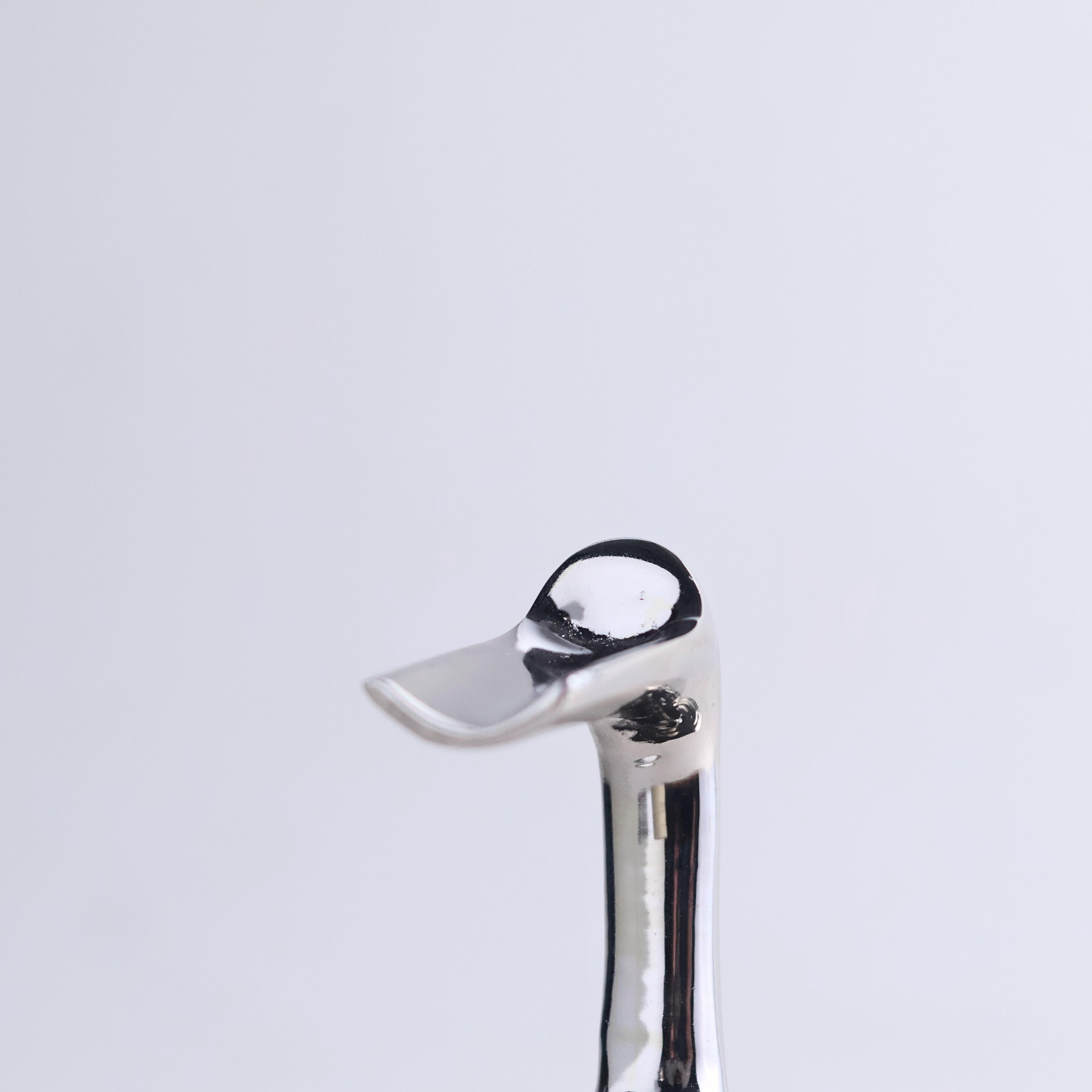 Metallic wine holder