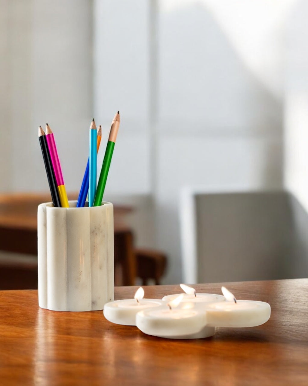 Cylindrical pen holder with tea light